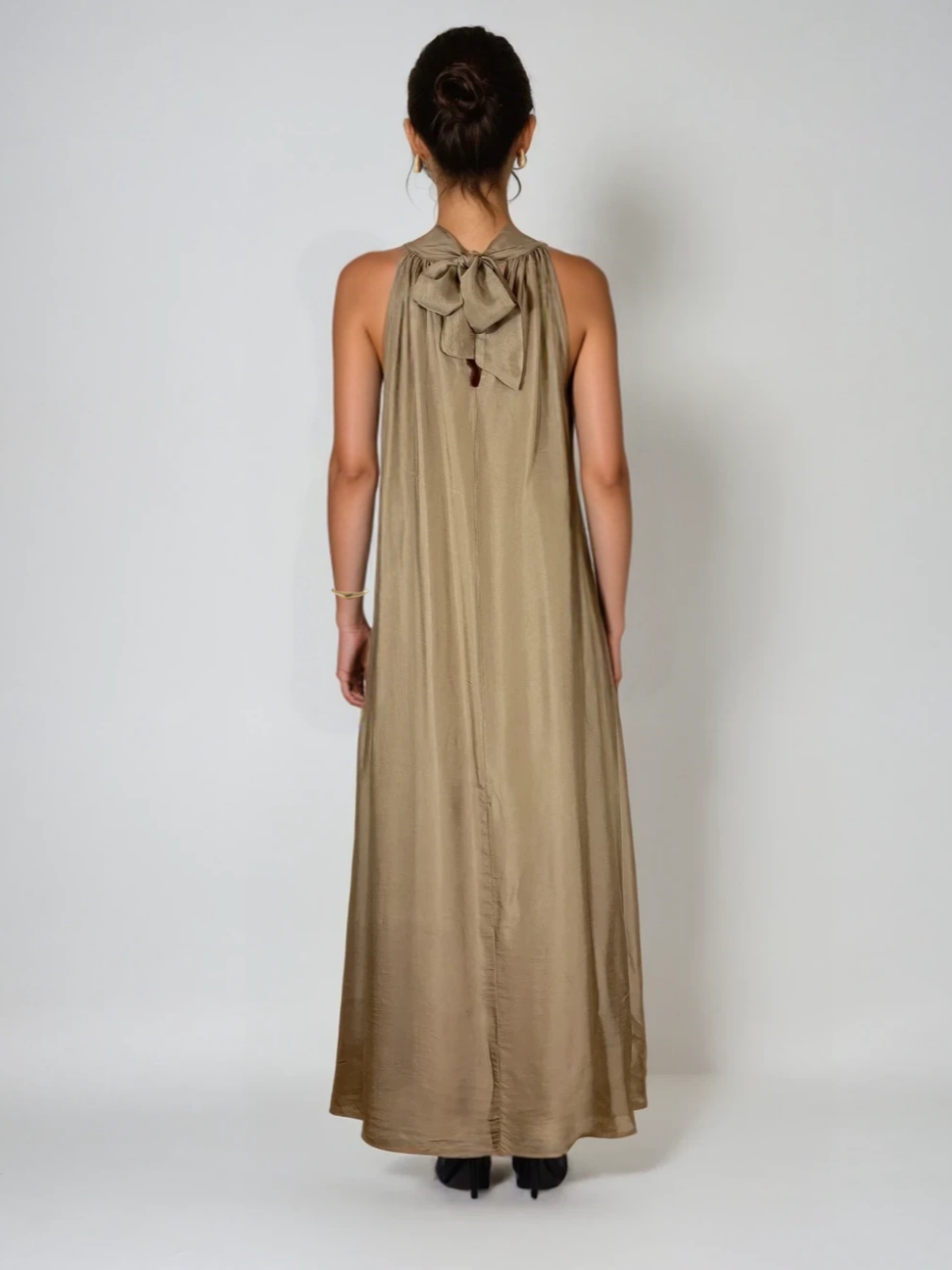 Vestido seda taupé