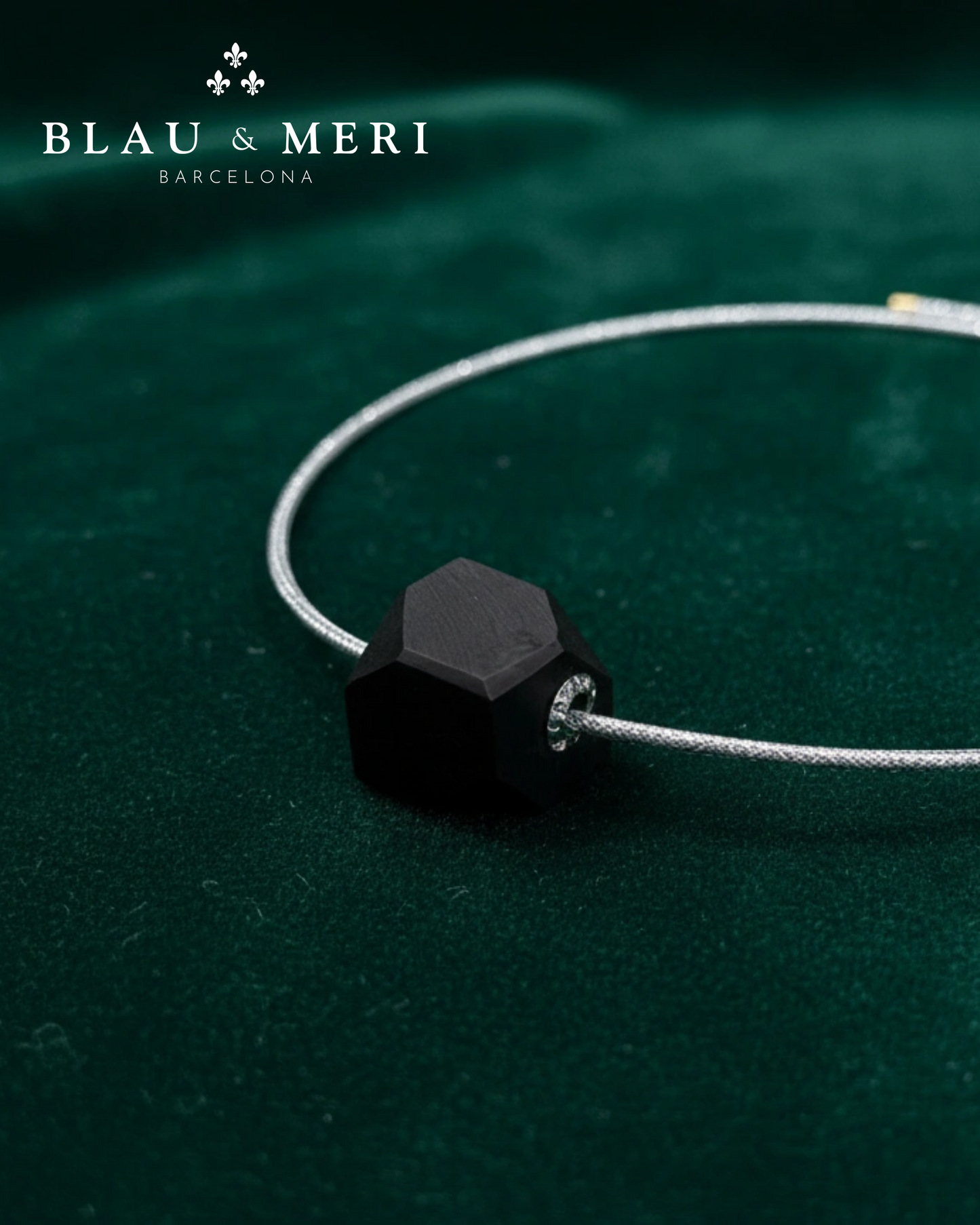 Gargantilla magnética, metacrilato negro y plata