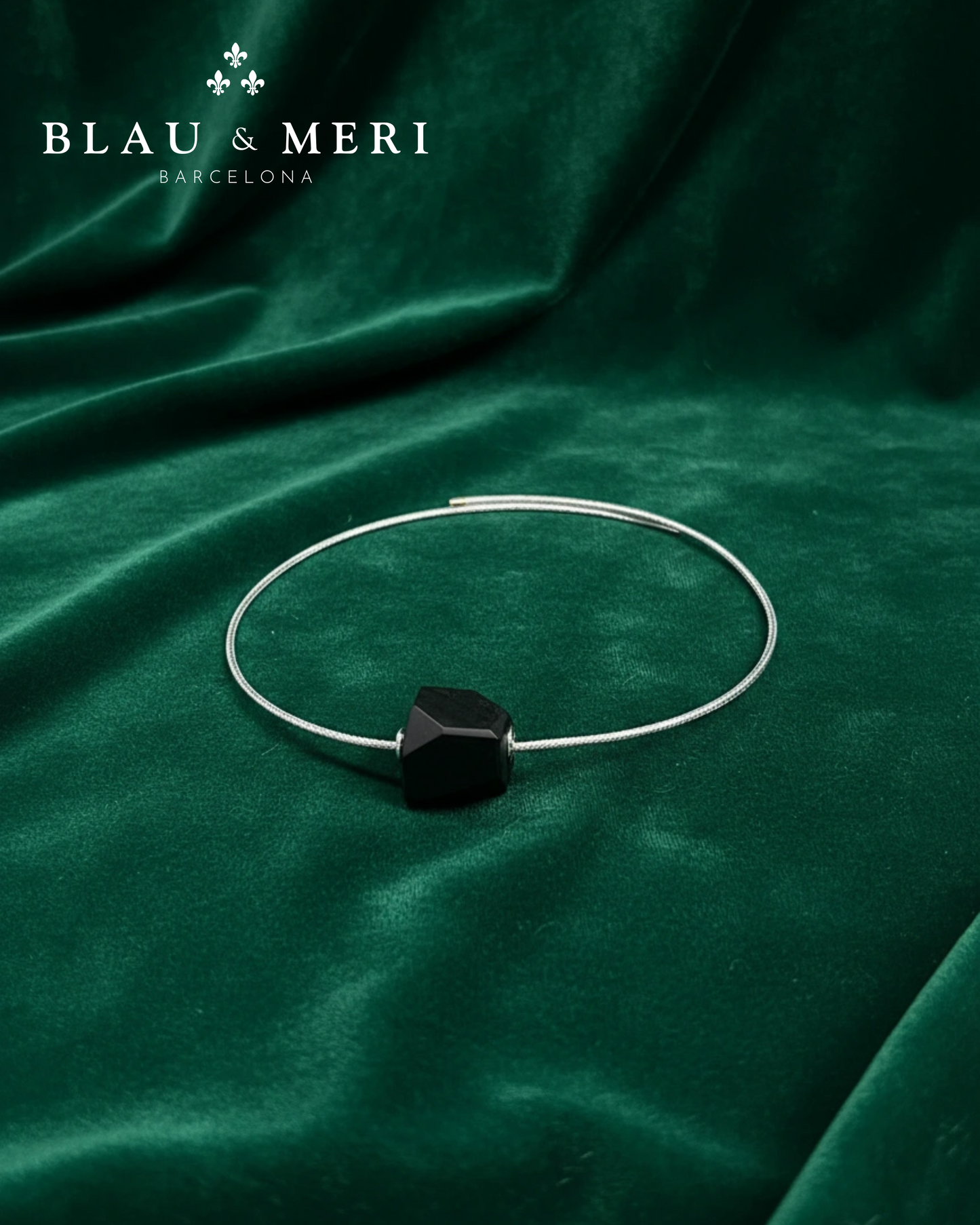 Gargantilla magnética, metacrilato negro y plata