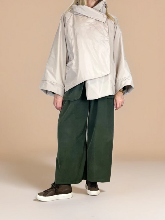 Conjunto BEL verde con chaqueta beige