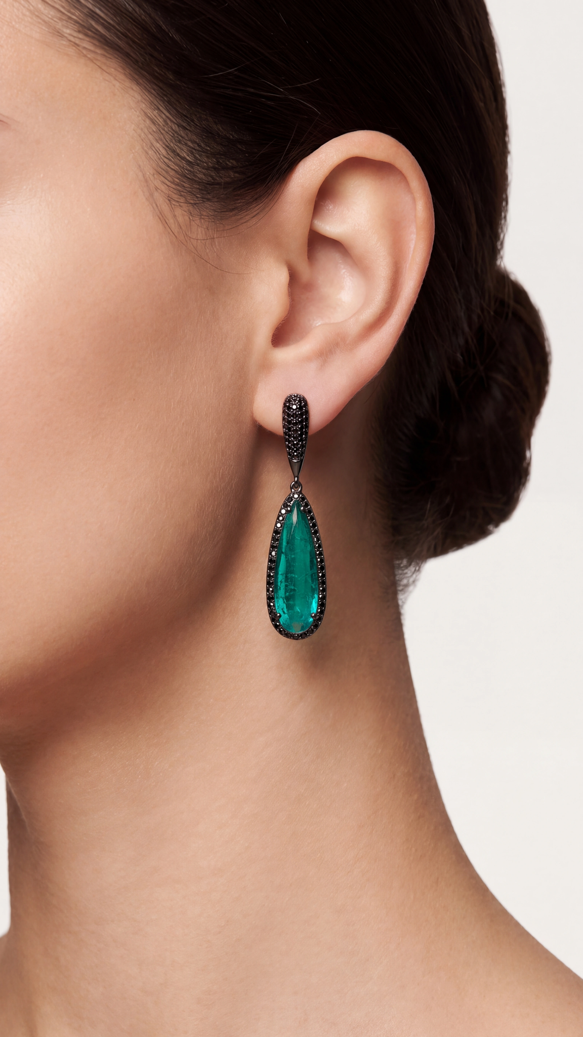 Pendientes Capri Noir puestos, detalle lateral