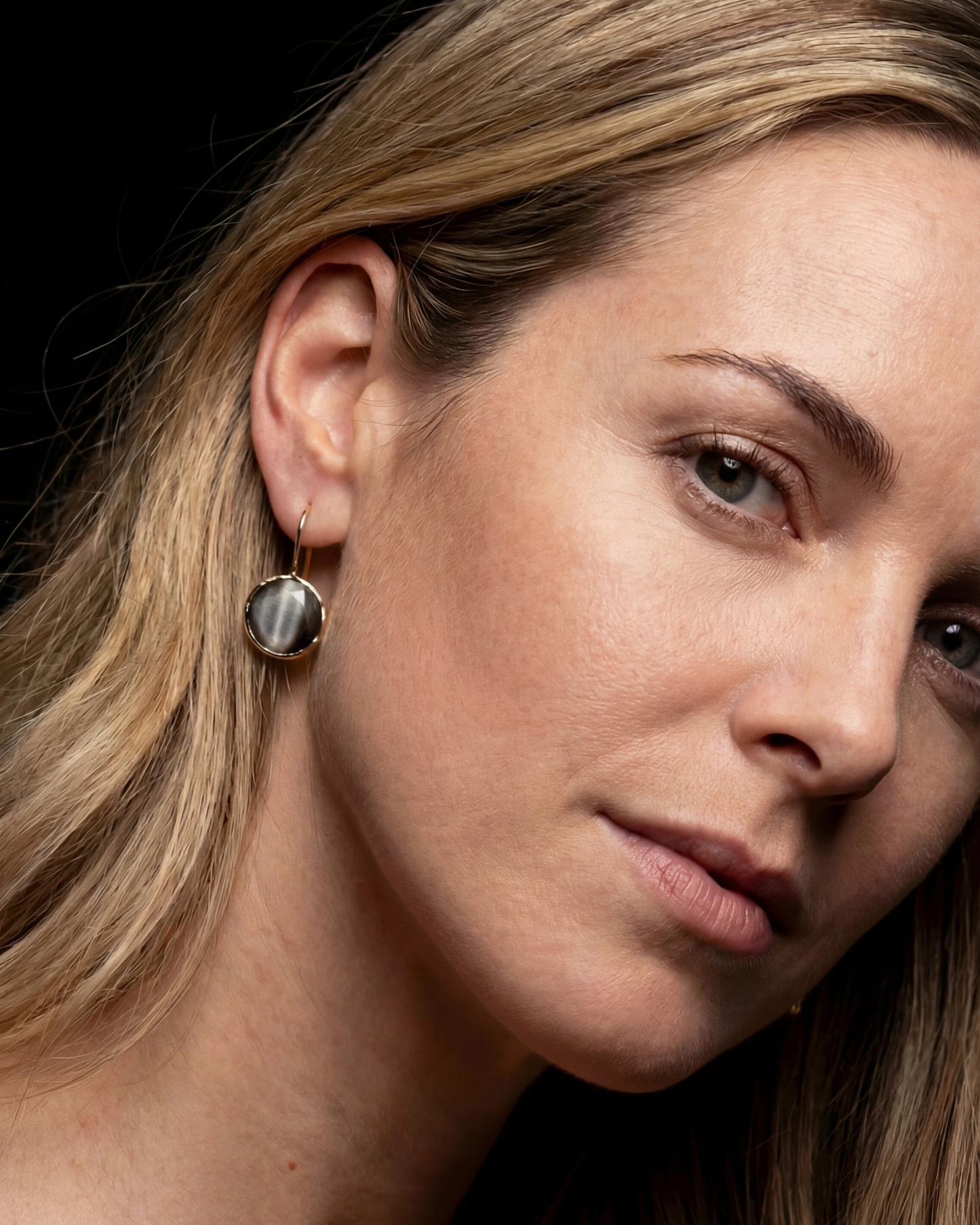 Pendientes ojo de gato bañados en oro