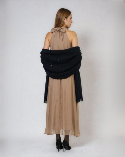 Vestido taupe con chal negro de lentejuelas