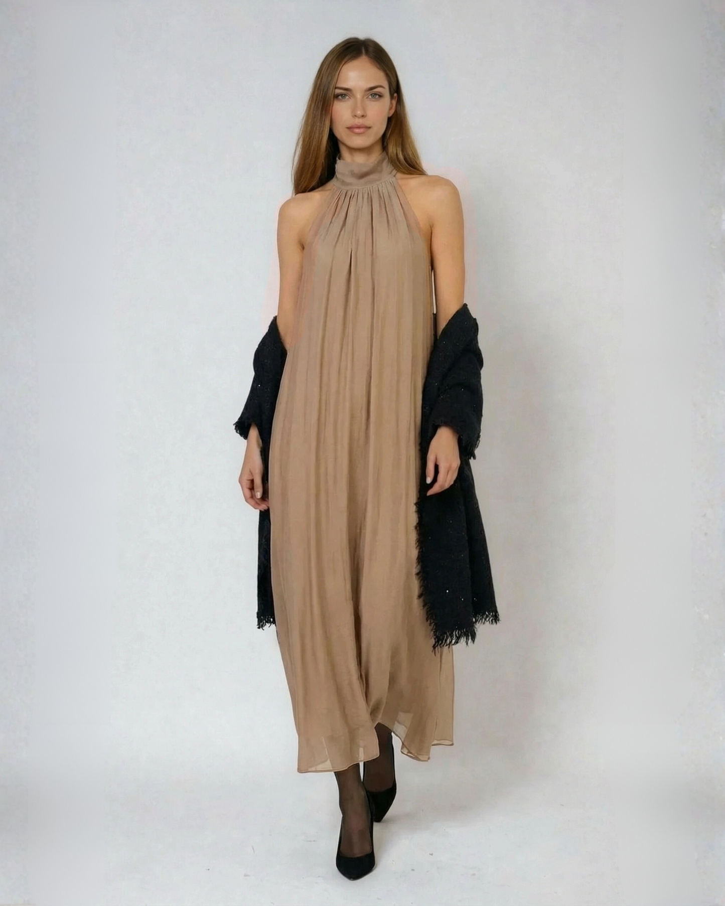 Vestido taupe con chal negro de lentejuelas