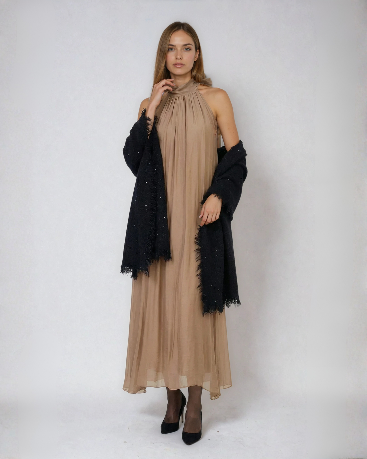 Vestido taupe con chal negro de lentejuelas