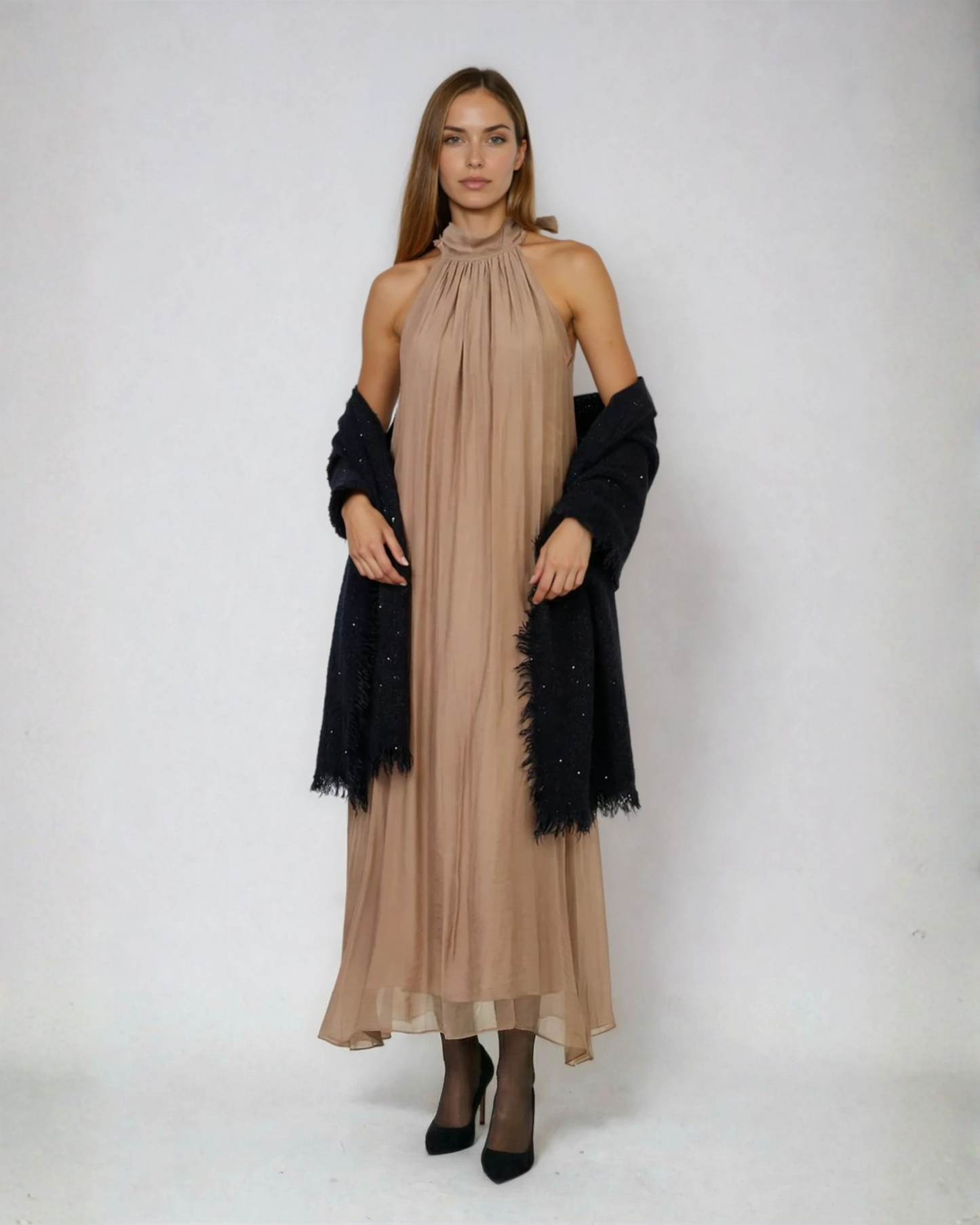 Vestido taupe con chal negro de lentejuelas