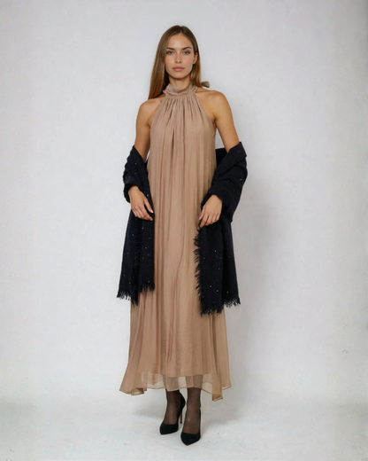 Vestido taupe con chal negro de lentejuelas