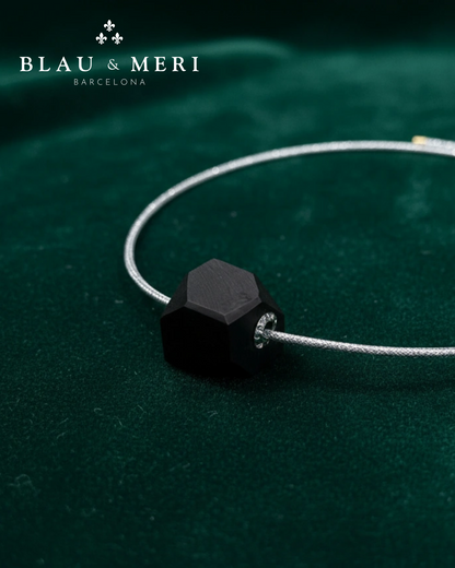 Gargantilla magnética, metacrilato negro y plata