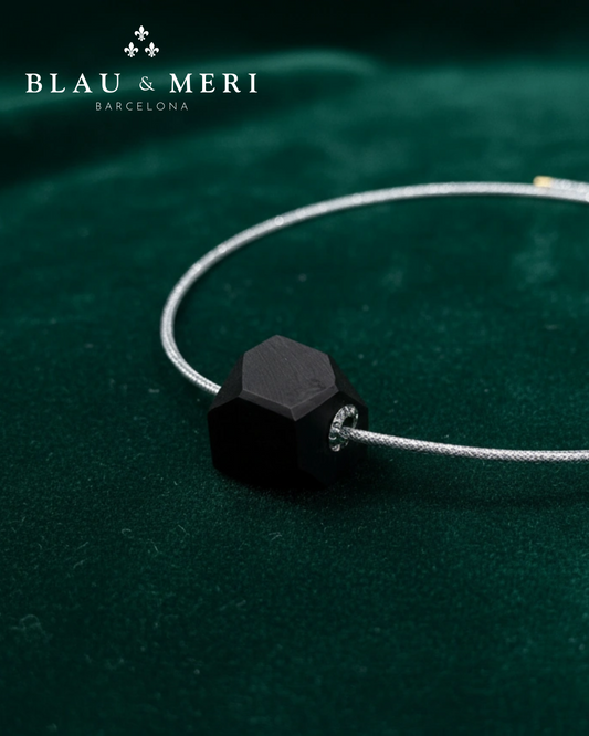 Gargantilla magnética, metacrilato negro y plata