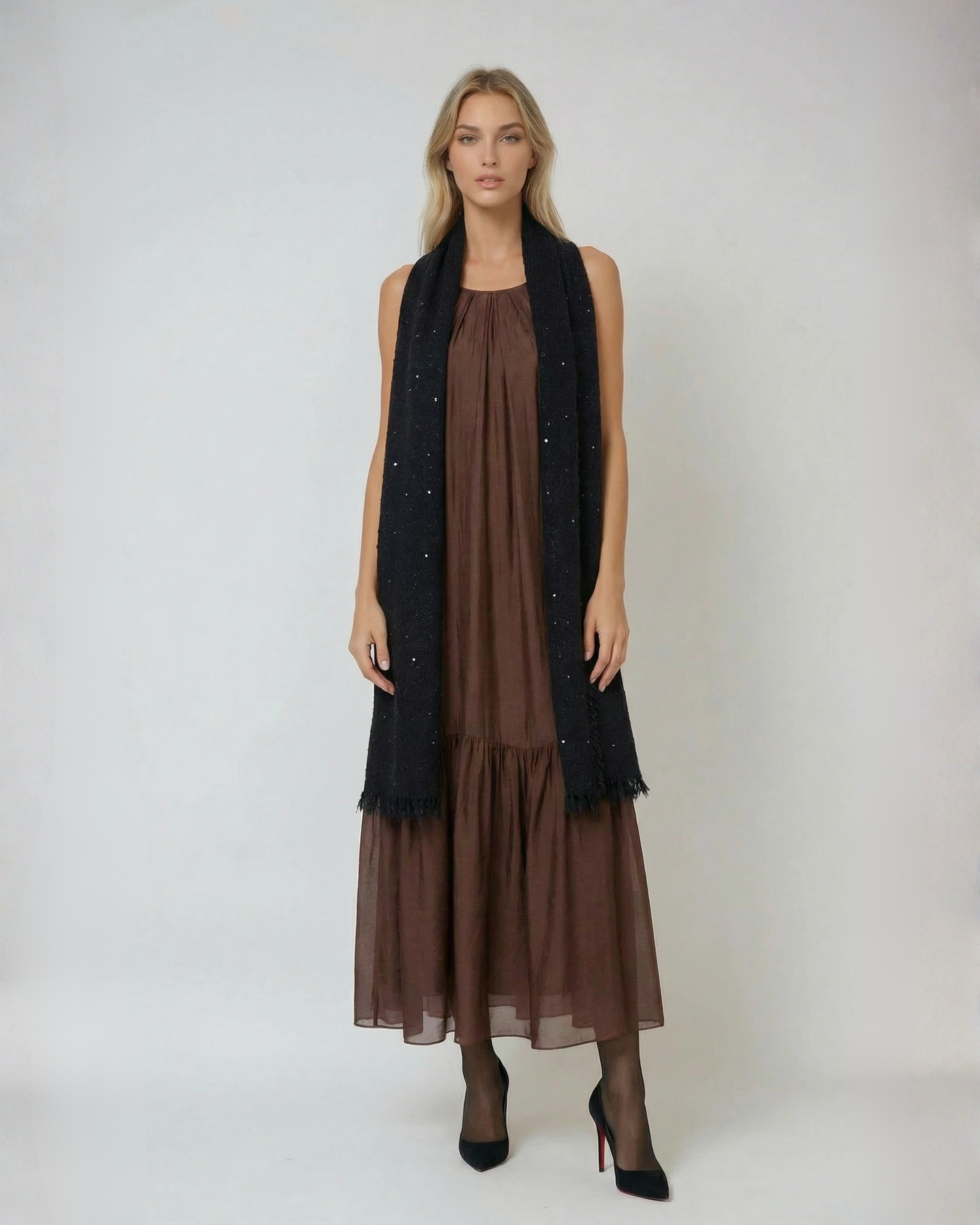 Vestido marrón y chal depunto y lentejuelas