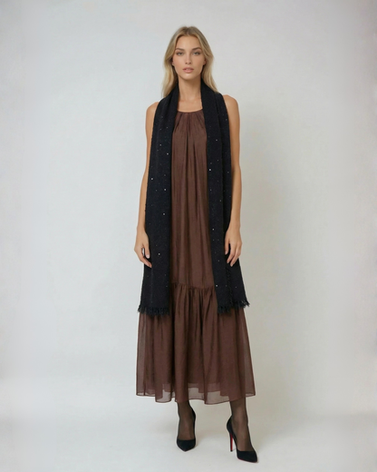 Vestido marrón y chal depunto y lentejuelas