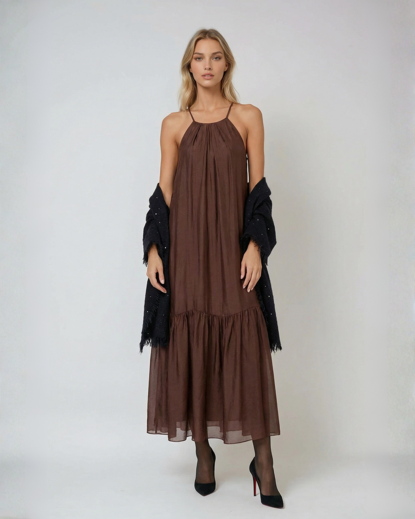 Vestido marrón y chal depunto y lentejuelas