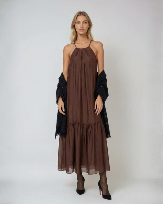 Vestido marrón y chal depunto y lentejuelas