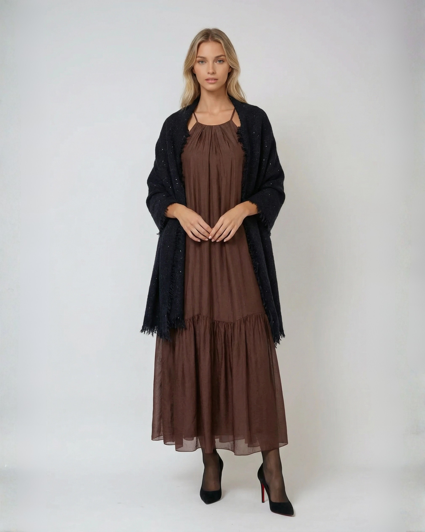 Vestido marrón y chal depunto y lentejuelas