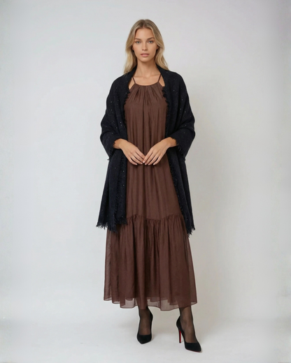 Vestido marrón y chal depunto y lentejuelas