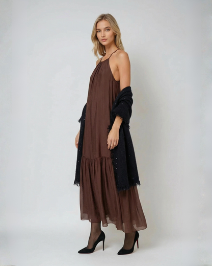 Vestido marrón y chal depunto y lentejuelas