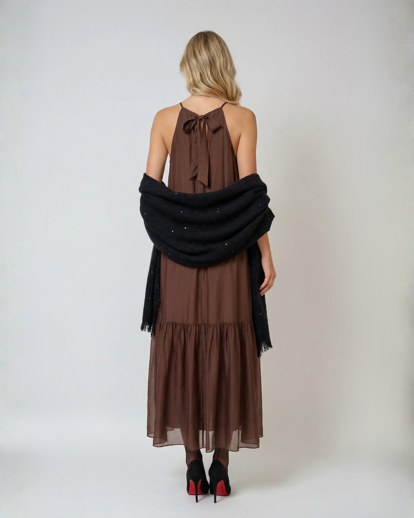 Vestido marrón y chal depunto y lentejuelas