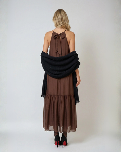 Vestido marrón y chal depunto y lentejuelas