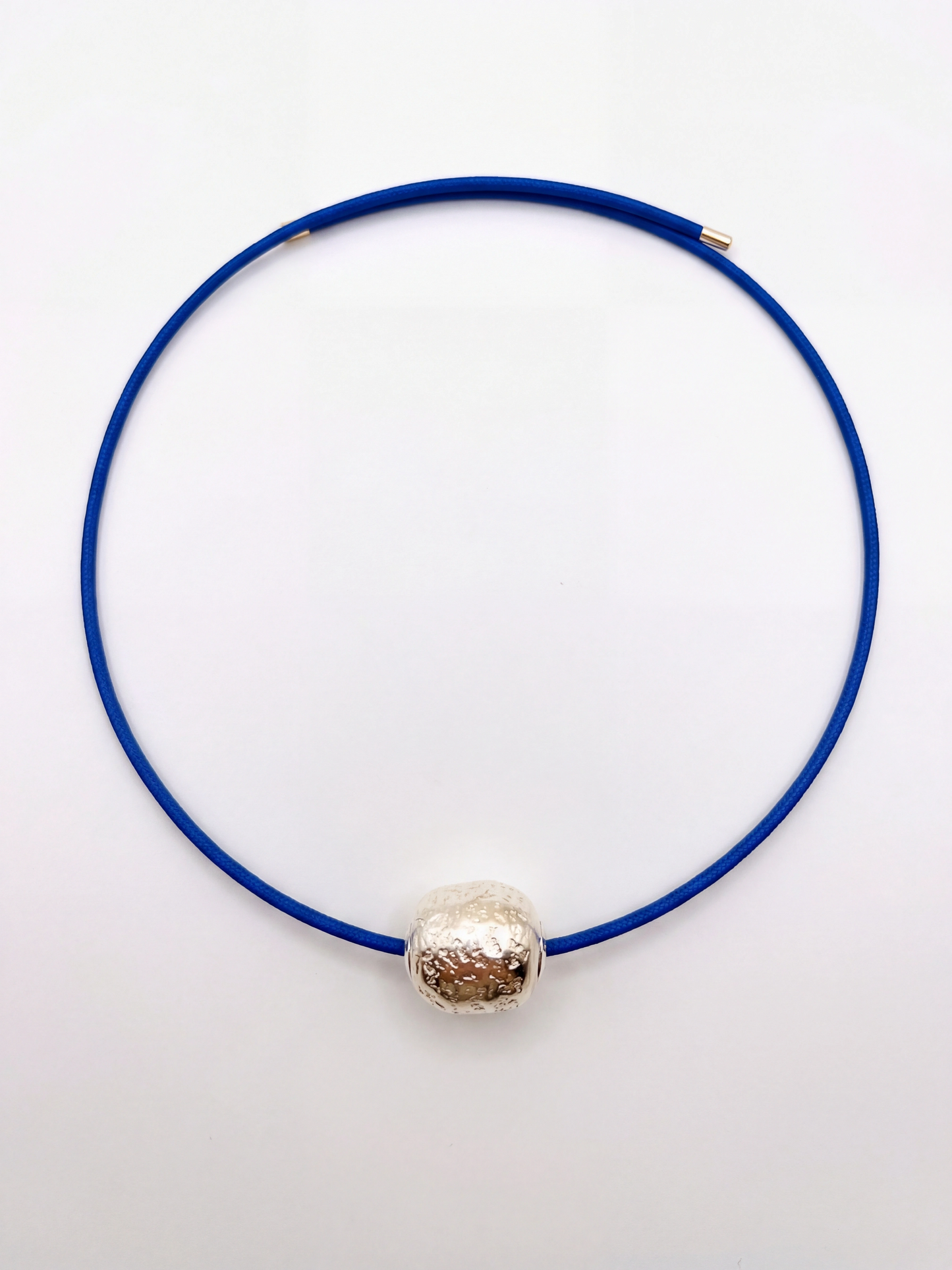 Gargantilla magnética y bead texturizado