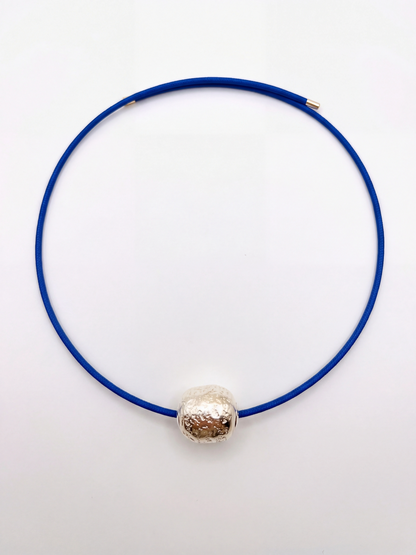 Gargantilla magnética y bead texturizado