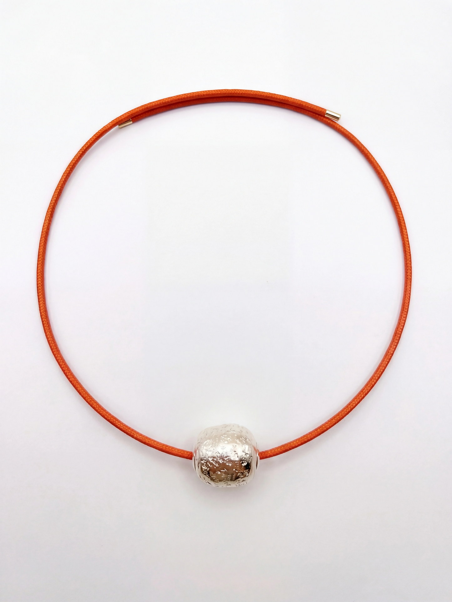 Gargantilla magnética y bead texturizado