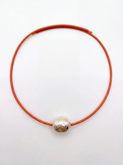 Gargantilla magnética y bead texturizado