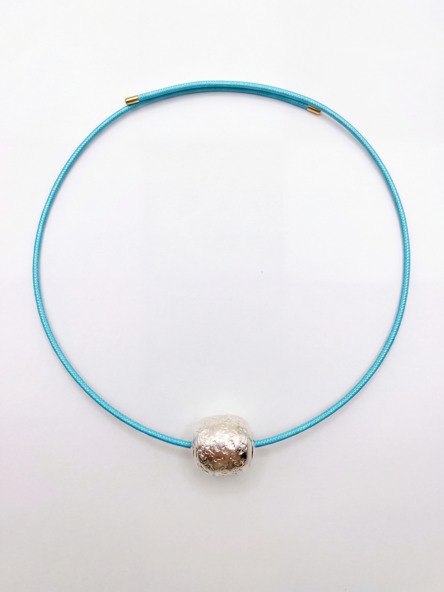 Gargantilla magnética y bead texturizado