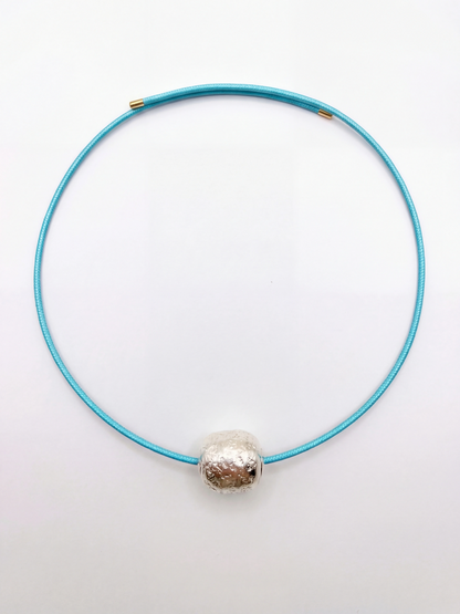 Gargantilla magnética y bead texturizado