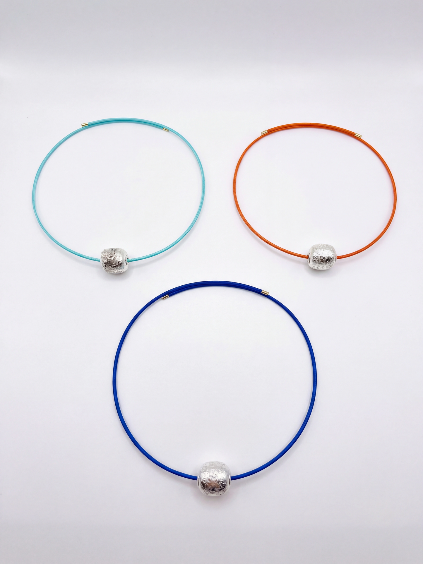 Gargantilla magnética y bead texturizado