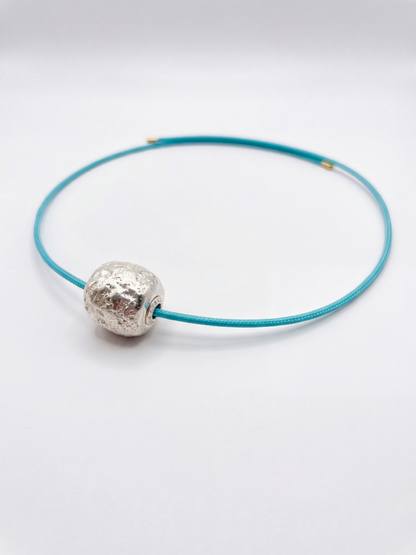 Gargantilla magnética y bead texturizado