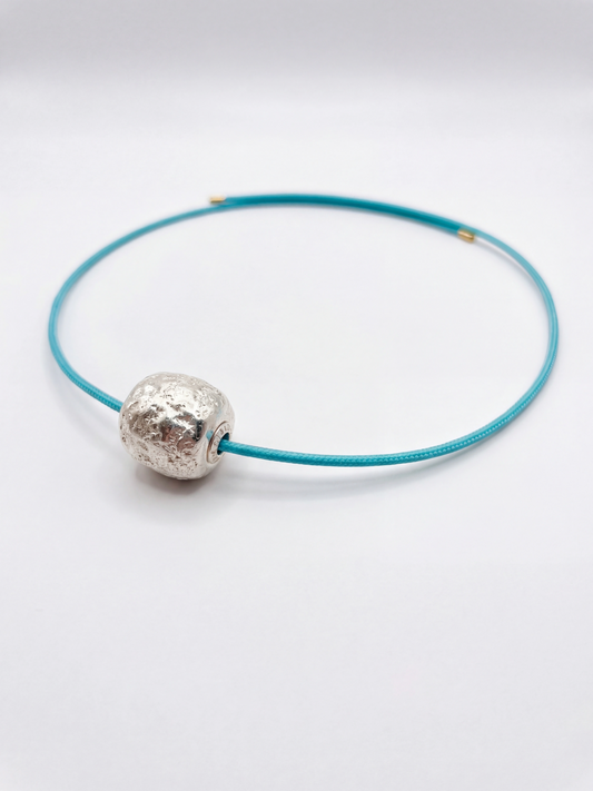 Gargantilla magnética y bead texturizado