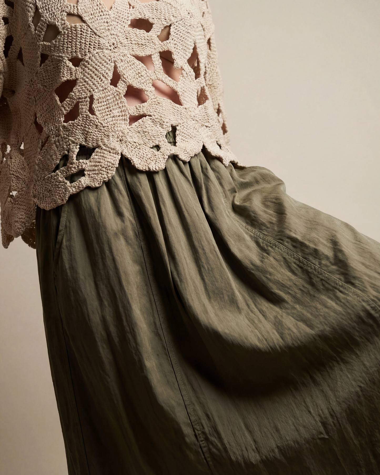 Falda midi fluida verde oliva