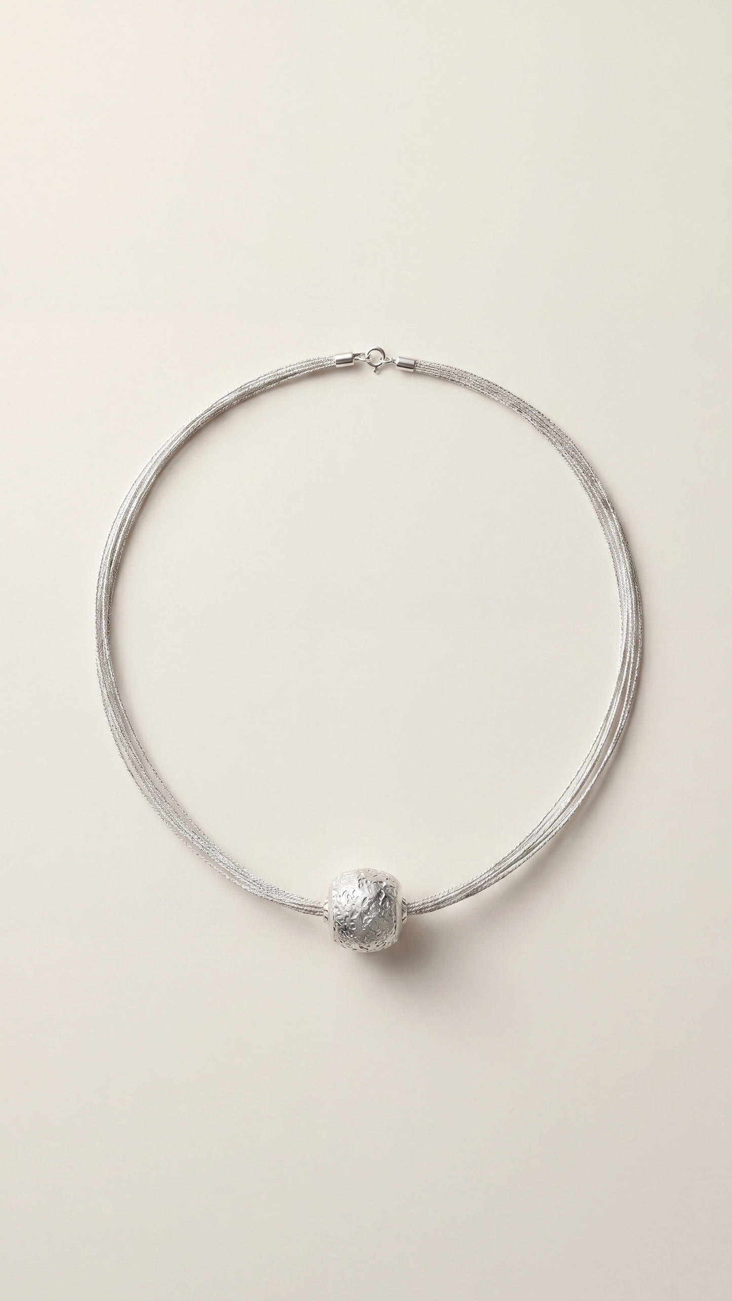 Collar plateado minimalista