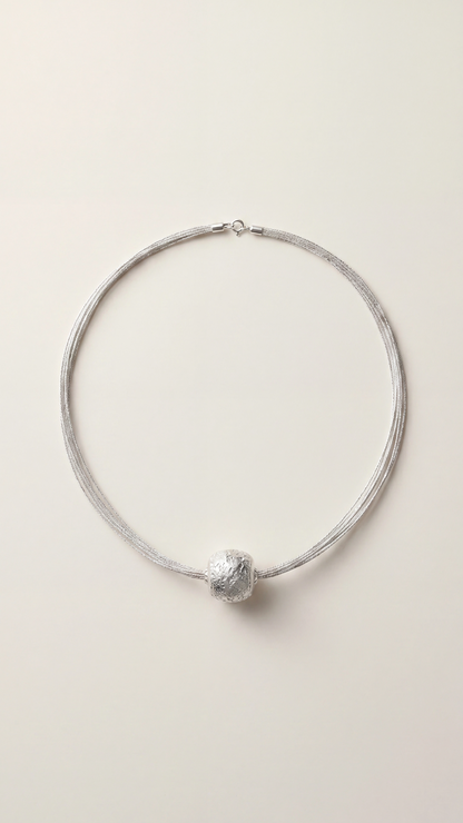 Collar plateado minimalista