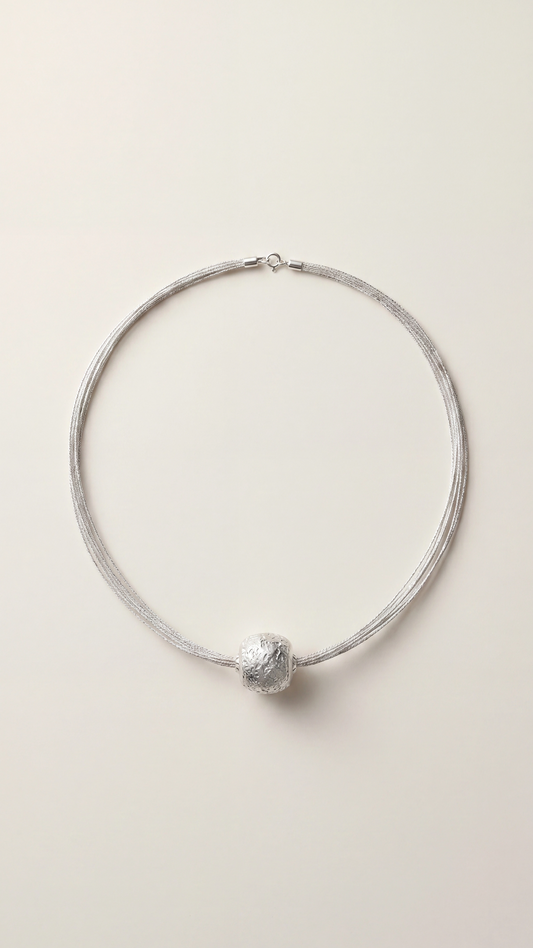 Collar plateado minimalista