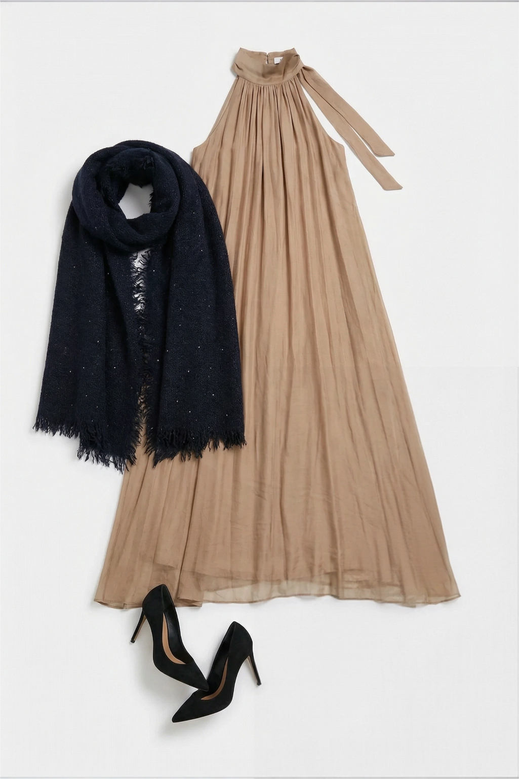 Vestido taupe con chal negro de lentejuelas