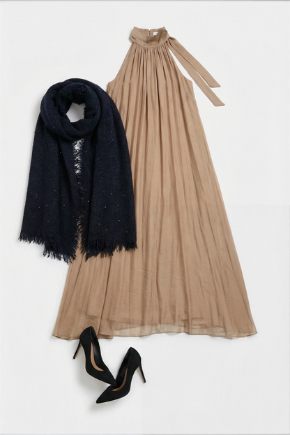 Vestido taupe con chal negro de lentejuelas