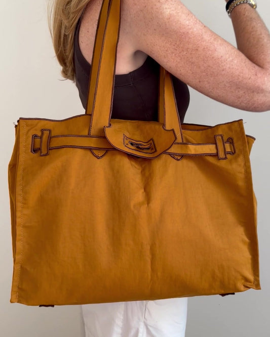Bolso ligero XL color ocre llevado al hombro