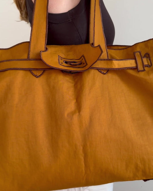 Detalle del bolso ligero XL color ocre
