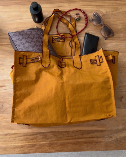 Bolso ligero XL color ocre con accesorios