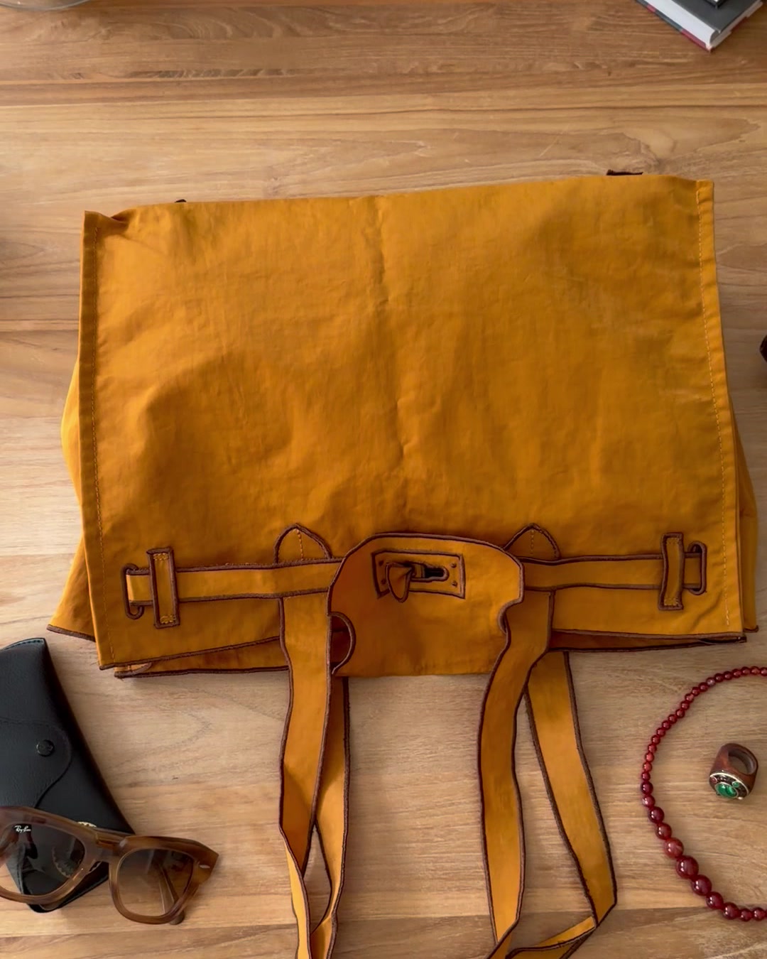 Bolso ligero XL color ocre en plano cenital