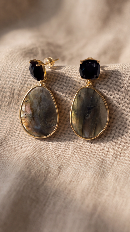 Pendientes de labradorita natural con acabado dorado sobre tejido beige